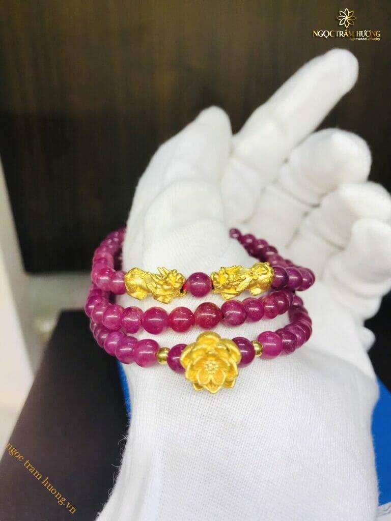 Vòng tay đá Ruby 6li cuốn 3 vòng tay mix charm vàng