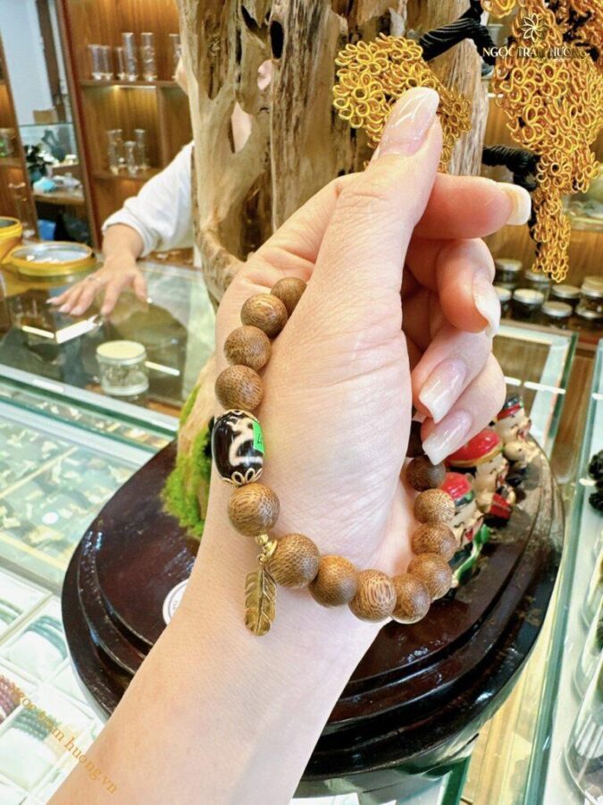 Vòng trầm hương từ thiên nhiên - Ngọc Trầm Hương