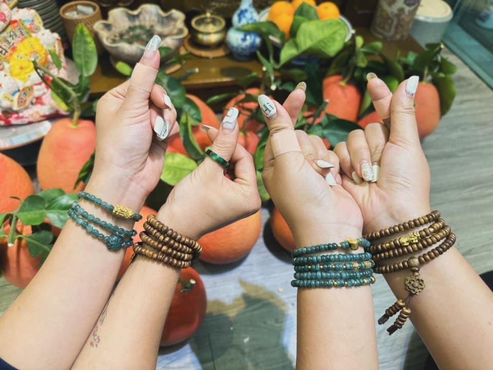 Vòng trầm hương từ thiên nhiên - Ngọc Trầm Hương Ảnh FB của khách hàng Ngọc Trầm Hương khi mua chuỗi bánh xe Socola Indo