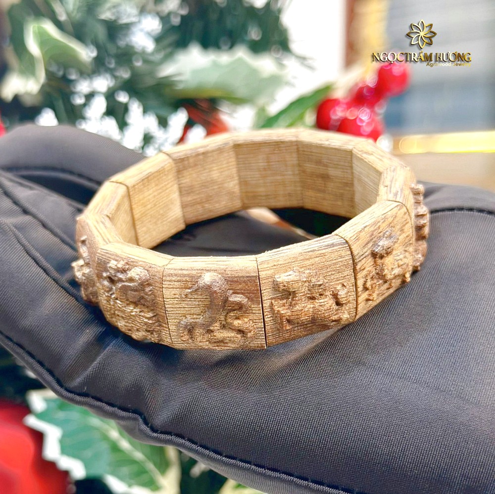 Vòng trầm hương từ thiên nhiên - Ngọc Trầm Hương Vòng tay trầm tốc hương Gia Lai 12 con giápjpg - Vuông